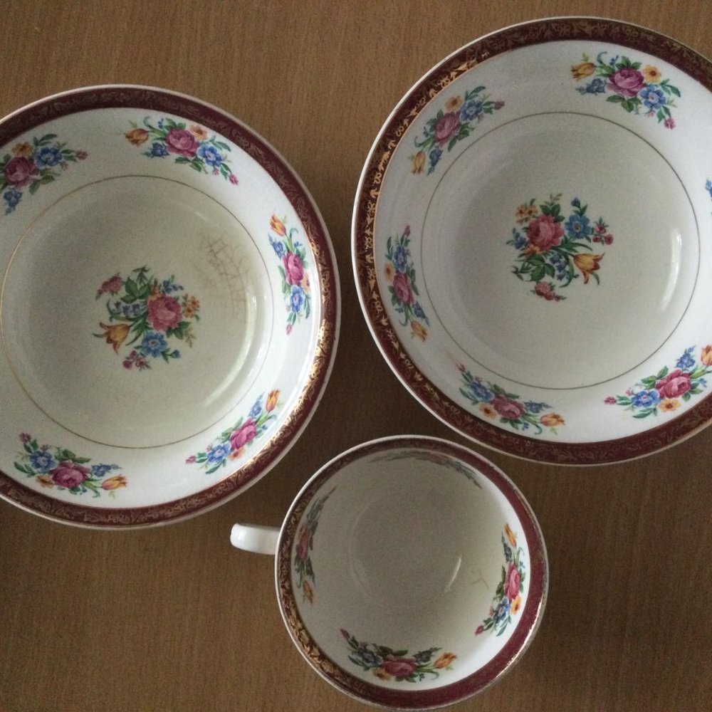 3 Vintage "Tudor Rose" Swinnertons Staffordshire England bowls & Cup sell as is